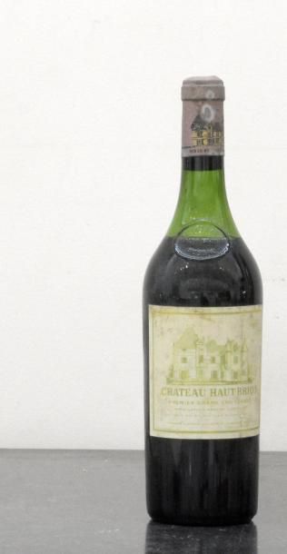 null 1 B CHÂTEAU HAUT BRION (4,5 cm; e.f.s; c.c. légèrement gondolée + 1 accroc sommet)...