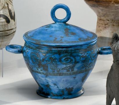 JACQUES BLIN (1925-2010) Pot couvert sur piédouche en céramique émaillée bleu à décor...