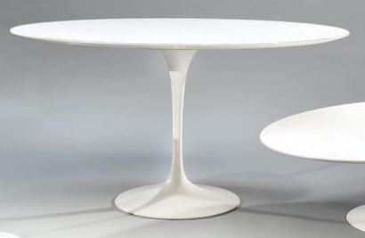 Eero SAARINEN (1910-1961) - Édition Knoll International Table ovale à pied «Tulipe»...
