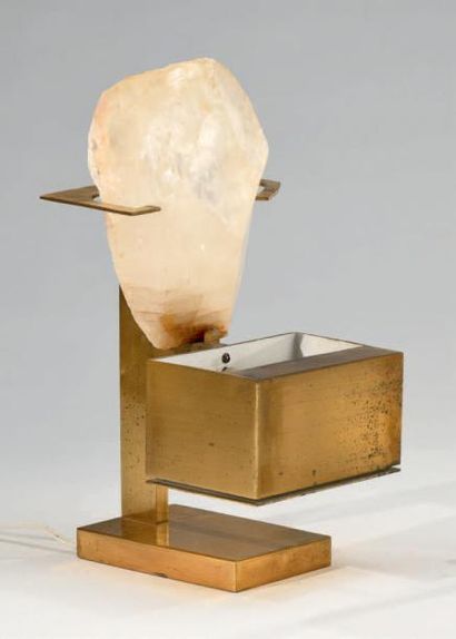 Dans le goût d'Ado CHALE Lampe moderniste, pied et réflecteur en laiton ornée d'un...