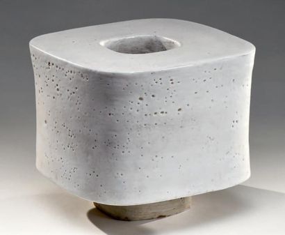 MADO JOLAIN (née en 1921) Important vase cubique en céramique émaillée blanc
H. 27...