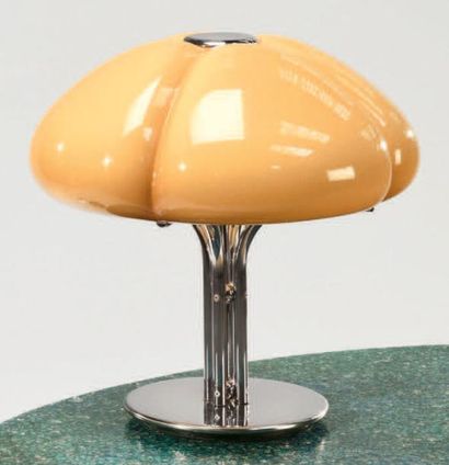 GAE AULENTI (1927-2012) Lampe modèle «Quadrifoglio», structure et base en métal chromé,...