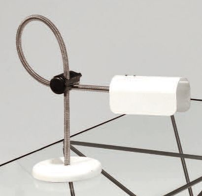 Joe COLOMBO (1930-1971) - Édition OLUCE Lampe modèle String, réflecteur en métal...