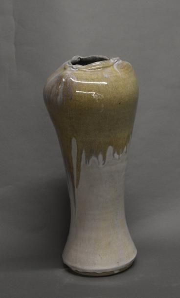 Jean JAcQUINOT (né en 1939) Haut vase en grès émaillé à décor de coulures
Signature...