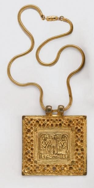 LINE VAUTRIN (1913-1997) Important pendentif en bronze doré gravé, figurant Adam...