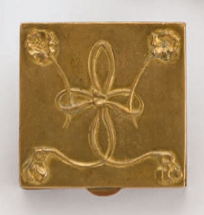 LINE VAUTRIN (1913-1997) Petite boite «Violettes et soucis» en bronze doré
Signée
H....
