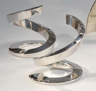 Bertil VALLIEN (né en 1938) - Dansk design Paire de bougeoirs en métal argenté en...