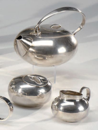 Lino SABATTINI (né en 1925) - Gallia Christofle Service à thé en métal argenté modèle...