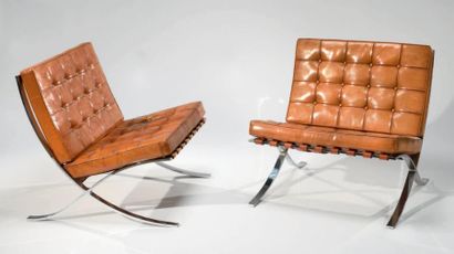 Ludwig Mies van der Rohe (1886-1969) Deux chauffeuses et un ottoman modèle «Barcelona»,...