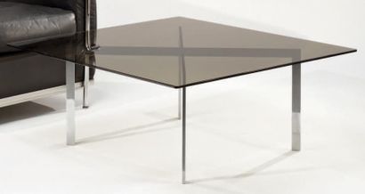Ludwig Mies van der Rohe (1886-1969) Table basse carrée «Barcelona», piétement cruciforme...