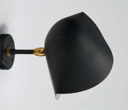 Serge MOUILLE (1922-1988) Applique modèle «OEil» en métal laqué noir et laiton, réflecteur...