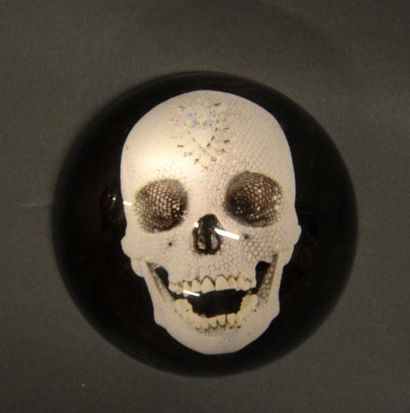 D'après Damien HIRST (né en 1955) Skull
Presse papier en verre, portant une étiquette...