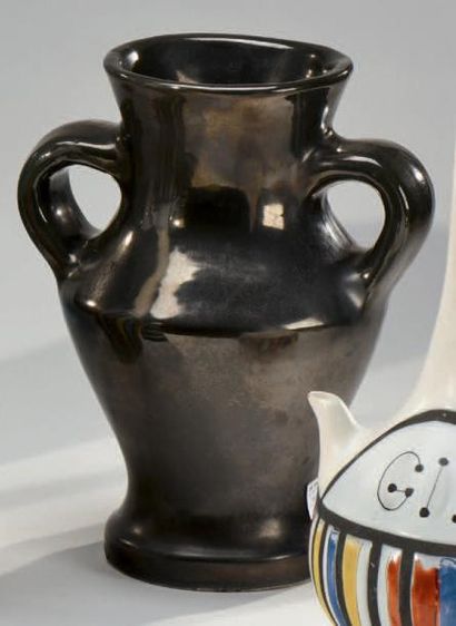 ROGER CAPRON (1922-2006) Vase balustre à deux anses en céramique émaillée métallisé...