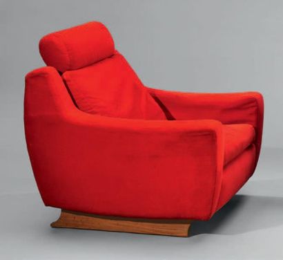 TRAVAIL DES ANNÉES 1960 Paire de fauteuils bas garnis de velours rouge, piétement...