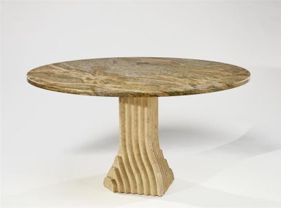 Travail moderne, dans le goût de Tobia Scarpa Table à plateau circulaire en marbre...