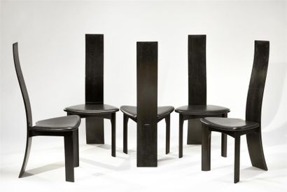 Travail danois des années 1980 Suite de cinq chaises à haut dossier en bois laqué...