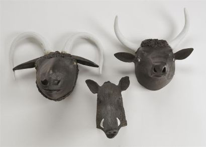 François GUENEAU (né en 1937) Suite de trois masques en grès et porcelaine émaillée...