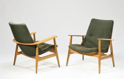Pierre GUARICHE (1926-1995) Paire de fauteuils modèle SK660 à structure en bois naturel,...