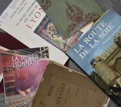 null Réunion d'ouvrages sur l'histoire des étoffes
Lyon, Europe et reste du monde...