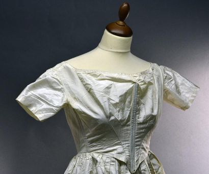 null Robe de bal, vers 1865
Taffetas blanc, corsage en pointe décolleté à petites...