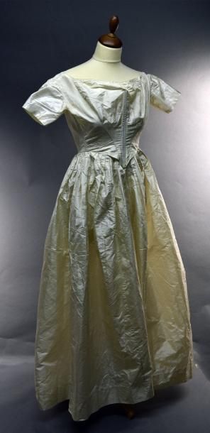 null Robe de bal, vers 1865
Taffetas blanc, corsage en pointe décolleté à petites...