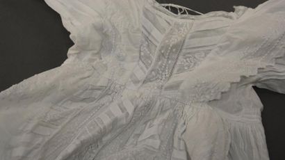 null Robe de baptême, dernier tiers du XIXe siècle Linon crème travaillé en plis...