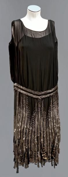 null Robe du soir, haute couture, vers 1928
Crêpe de soie noir, robe de dessous bordée...