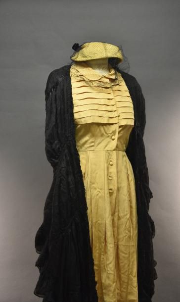 null Partie de la garde-robe d'une élégante, vers 1940-1950
Étole volantée en crêpe...