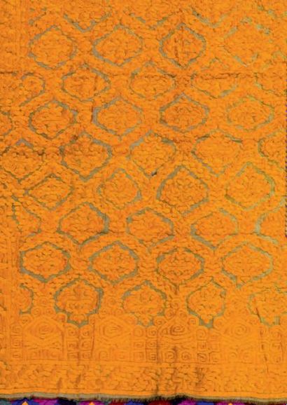 null Châle brodé, Rabat, Maroc, début du XXe siècle Petit façonné lin à dessin de...