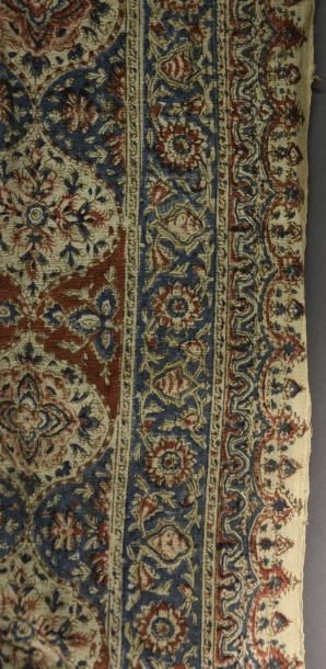 null Kalamka, Inde ou Perse
Toile de coton pinceautée en rouge et bleu: décor de...