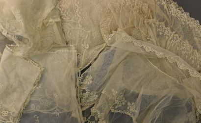 null Huit pièces du costume féminin en dentelle, XIXe siècle Trois grands col-châles...