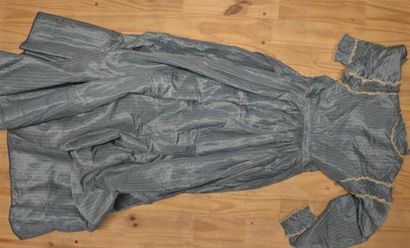 null Robe d'après-midi, vers 1850-1860
Taffetas rayé bleu et gris, corsage décolleté...