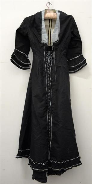 null Curieuse robe, vers 1870
Gros de Tours noir, encolure et biais de gros de Tours...