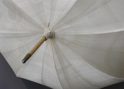 null Réunion d'ombrelles vers 1860 et 1900
Trois aux manches en ivoire sculpté et...