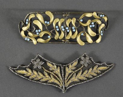 null Deux boucles de ceinture, vers 1900
L'une à décor de branches de gui en bronze...