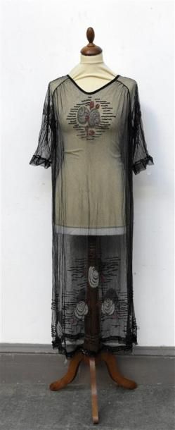 null Robe du soir, vers 1920-1925
Tunique longue à manches mi longues en tulle noir,...