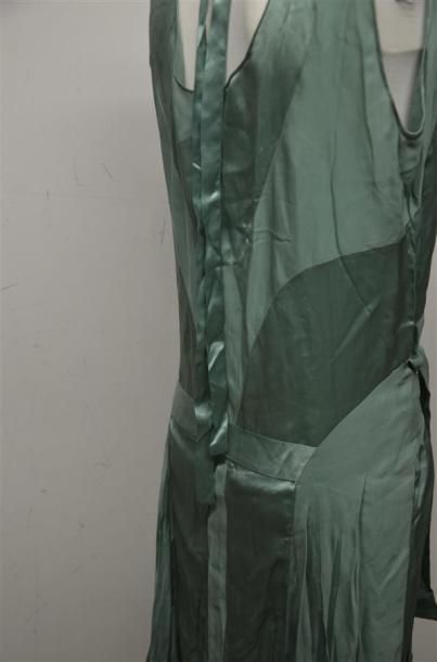 null Robe, vers 1925
Robe sans manches en crêpe et satin de soie vert menthe travaillé...