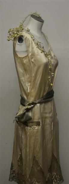null Robe de mariée, vers 1925
Tunique sans manches échancrée sur les côtés, jupe...