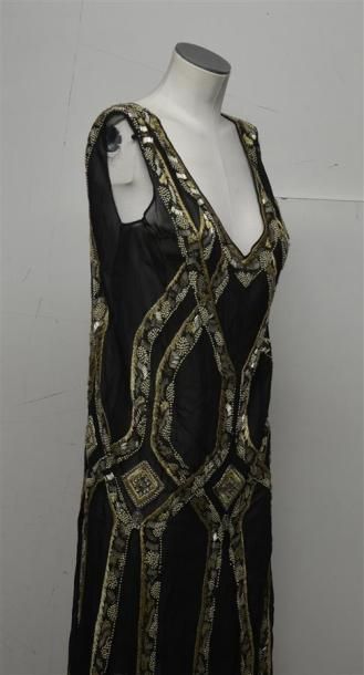 null Robe du soir, vers 1925
Robe sans manches décolletée en V devant et dos, en...