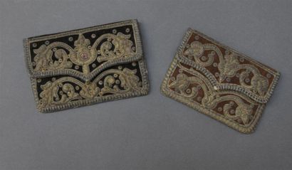 null Deux petites pochettes brodées, Russie, XIXe siècle Velours chamois à décor...