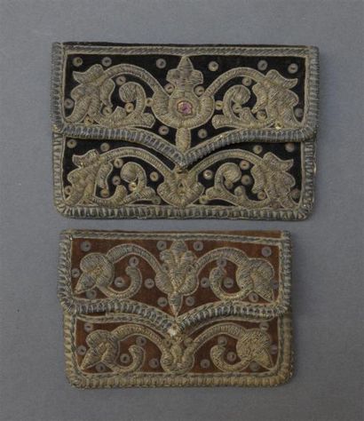 null Deux petites pochettes brodées, Russie, XIXe siècle Velours chamois à décor...