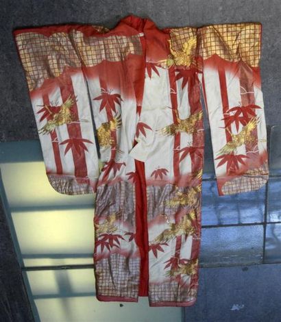 null Kimono, Japon
Faille de soie crème à décor imprimé rouge et or de bambous et...