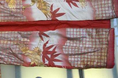 null Kimono, Japon
Faille de soie crème à décor imprimé rouge et or de bambous et...