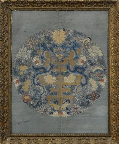 null Médaillon aux dragons, Chine, XVIIIe-XIXe siècle Tissage kessi soie polychrome...