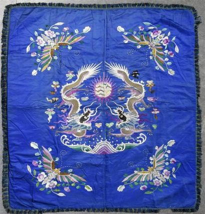 null Tapis de table, Chine, début du XXe siècle Satin de soie bleu roi brodé soie...
