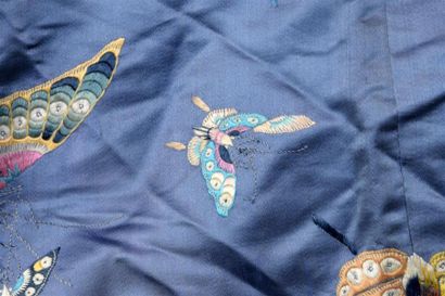 null Manteau de femme, Chine, début du XXe siècle Satin jaspé bleu azur brodé soie...