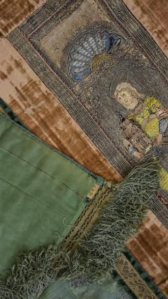 null Deux tapis, soieries et broderies, XVIe-XVIIIe siècles
Le plus remarquable monté...