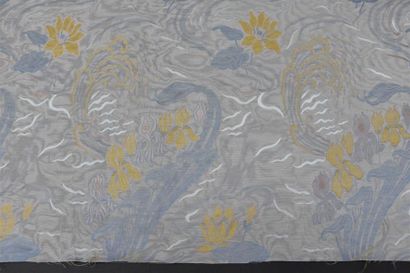 null Iris et nymphéas
Lampas fond gros de Tours moiré gris.
800 x 143 cm