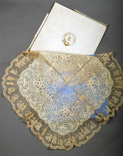 null Superbe mouchoir brodé dans une boîte «Cie des Indes», vers 1860-1880
Linon...