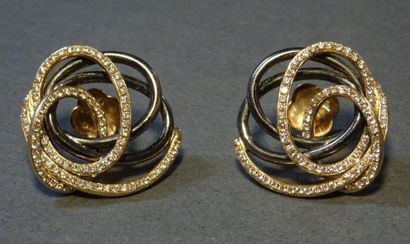 null Demi parure composée d'une bague et d'une paire de boucles d'oreilles formant...